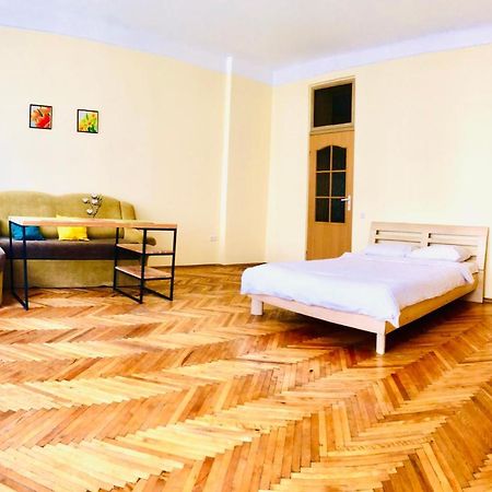 Apartment Near Opera On Horodotska 11 Lviv Eksteriør billede
