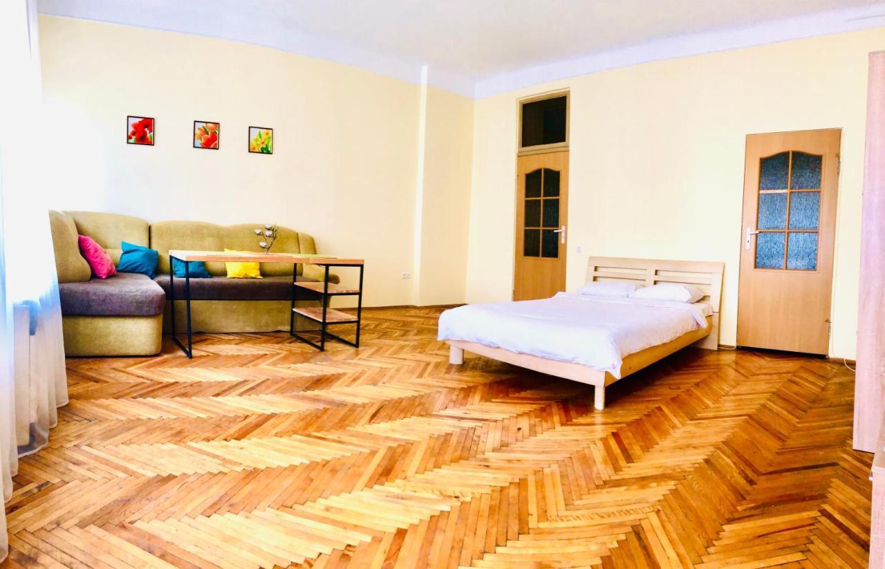 Apartment Near Opera On Horodotska 11 Lviv Eksteriør billede